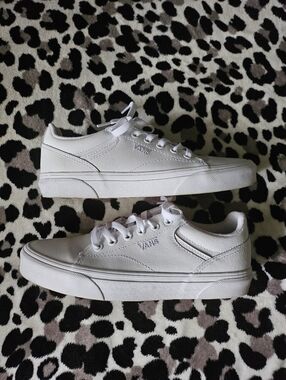 New with out Box Vans Off the Wall White Sheldan Sneaker Women's Sz 8 Men's 6.5